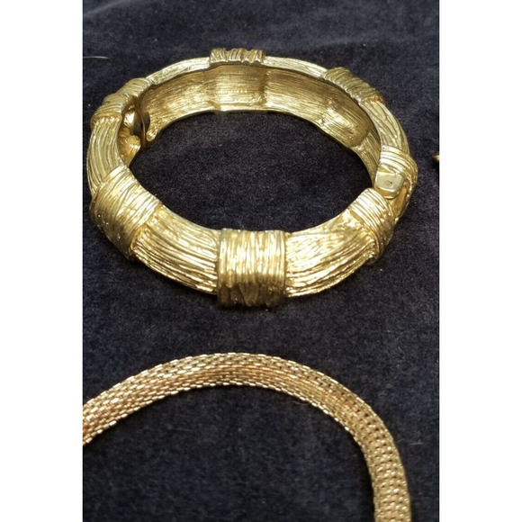 Twelve various bracelets goldtone , black and silvertone 51124 - Picture 3 of 16